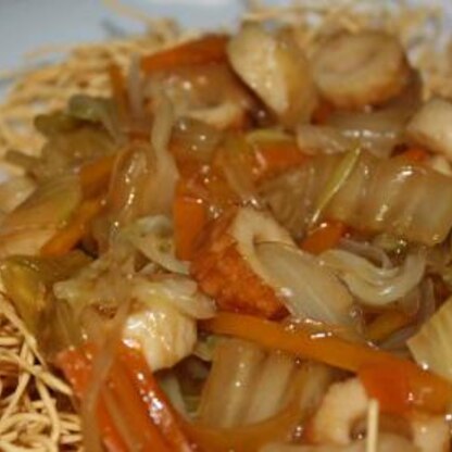 冷蔵庫の中にある野菜（にんじん、玉ネギ、長ネギ、白菜、キャベツ）に竹輪も入れて市販のかた焼きそばの上にかけました。中華じゃなくて和風味のあんが美味しかったです。